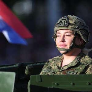 Oklopnjaci, tenkovi i druga vozila na mimohodu