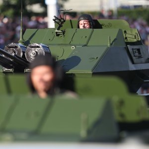 Oklopnjaci, tenkovi i druga vozila na mimohodu