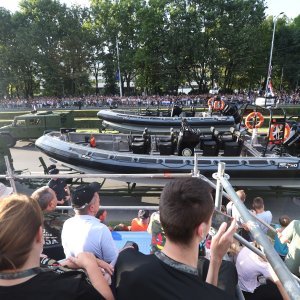 Oklopnjaci, tenkovi i druga vozila na mimohodu