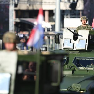 Oklopnjaci, tenkovi i druga vozila na mimohodu