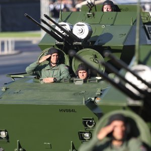 Oklopnjaci, tenkovi i druga vozila na mimohodu