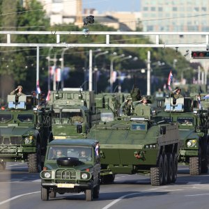 Oklopnjaci, tenkovi i druga vozila na mimohodu