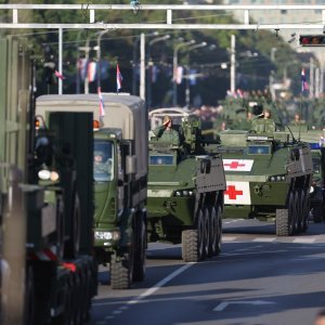 Oklopnjaci, tenkovi i druga vozila na mimohodu