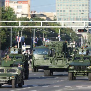 Oklopnjaci, tenkovi i druga vozila na mimohodu