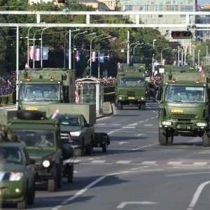Oklopnjaci, tenkovi i druga vozila na mimohodu