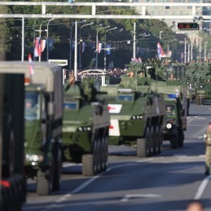 Oklopnjaci, tenkovi i druga vozila na mimohodu