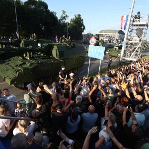 Oklopnjaci, tenkovi i druga vozila na mimohodu