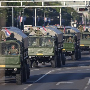 Oklopnjaci, tenkovi i druga vozila na mimohodu