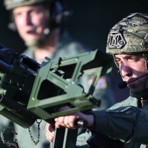 Oklopnjaci, tenkovi i druga vozila na mimohodu