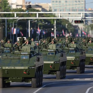 Oklopnjaci, tenkovi i druga vozila na mimohodu