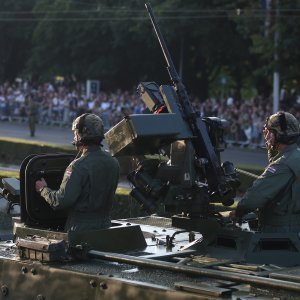 Oklopnjaci, tenkovi i druga vozila na mimohodu