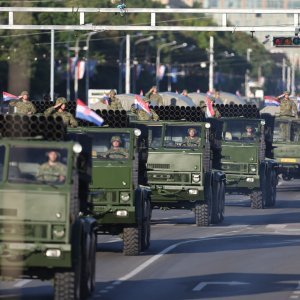 Oklopnjaci, tenkovi i druga vozila na mimohodu