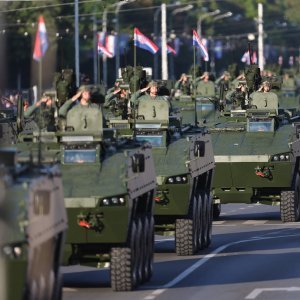 Oklopnjaci, tenkovi i druga vozila na mimohodu