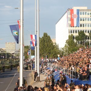 Oklopnjaci, tenkovi i druga vozila na mimohodu