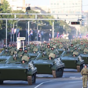 Oklopnjaci, tenkovi i druga vozila na mimohodu