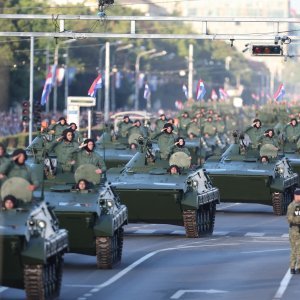 Oklopnjaci, tenkovi i druga vozila na mimohodu