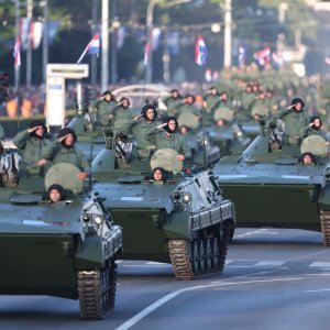 Oklopnjaci, tenkovi i druga vozila na mimohodu