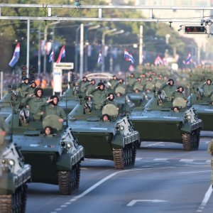 Oklopnjaci, tenkovi i druga vozila na mimohodu