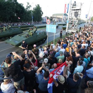 Oklopnjaci, tenkovi i druga vozila na mimohodu