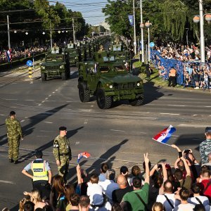 Oklopnjaci, tenkovi i druga vozila na mimohodu