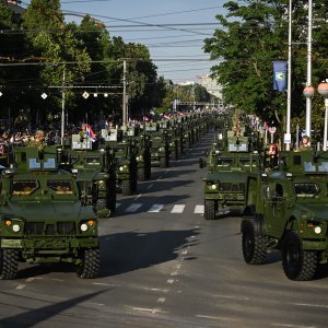 Oklopnjaci, tenkovi i druga vozila na mimohodu