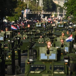 Oklopnjaci, tenkovi i druga vozila na mimohodu