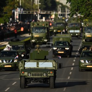 Oklopnjaci, tenkovi i druga vozila na mimohodu