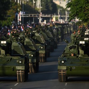 Oklopnjaci, tenkovi i druga vozila na mimohodu