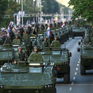 Oklopnjaci, tenkovi i druga vozila na mimohodu