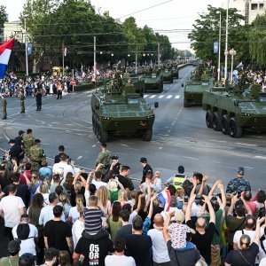 Oklopnjaci, tenkovi i druga vozila na mimohodu