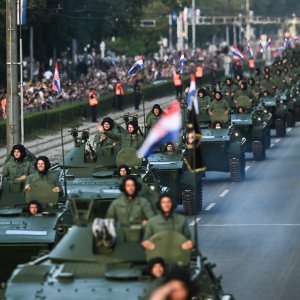 Oklopnjaci, tenkovi i druga vozila na mimohodu