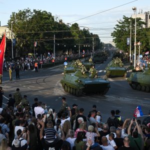Oklopnjaci, tenkovi i druga vozila na mimohodu