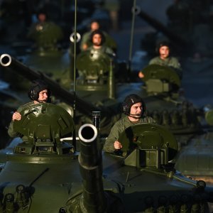 Oklopnjaci, tenkovi i druga vozila na mimohodu