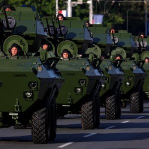 Oklopnjaci, tenkovi i druga vozila na mimohodu
