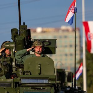 Oklopnjaci, tenkovi i druga vozila na mimohodu