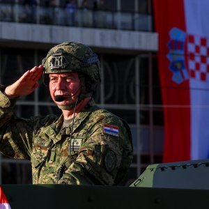 Oklopnjaci, tenkovi i druga vozila na mimohodu
