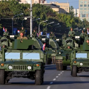 Oklopnjaci, tenkovi i druga vozila na mimohodu