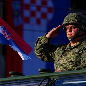 Oklopnjaci, tenkovi i druga vozila na mimohodu