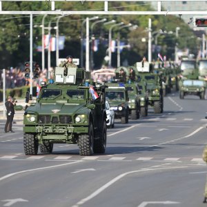 Oklopnjaci, tenkovi i druga vozila na mimohodu