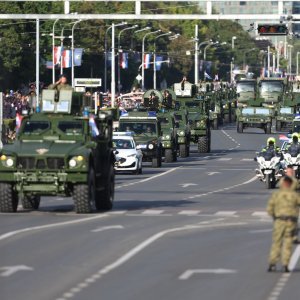Oklopnjaci, tenkovi i druga vozila na mimohodu