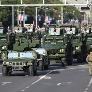Oklopnjaci, tenkovi i druga vozila na mimohodu