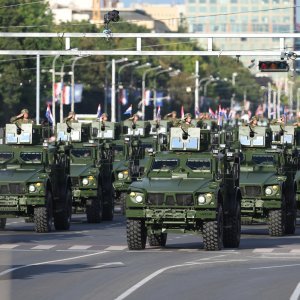 Oklopnjaci, tenkovi i druga vozila na mimohodu
