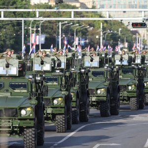 Oklopnjaci, tenkovi i druga vozila na mimohodu