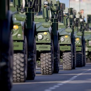 Oklopnjaci, tenkovi i druga vozila na mimohodu