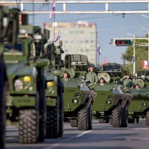 Oklopnjaci, tenkovi i druga vozila na mimohodu