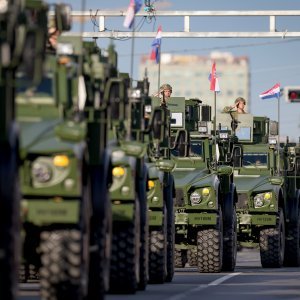 Oklopnjaci, tenkovi i druga vozila na mimohodu