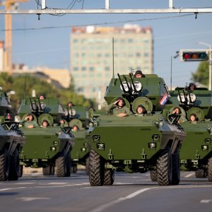 Oklopnjaci, tenkovi i druga vozila na mimohodu