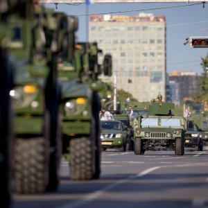 Oklopnjaci, tenkovi i druga vozila na mimohodu