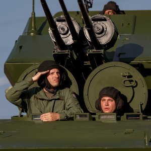 Oklopnjaci, tenkovi i druga vozila na mimohodu