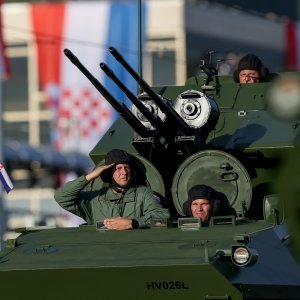 Oklopnjaci, tenkovi i druga vozila na mimohodu